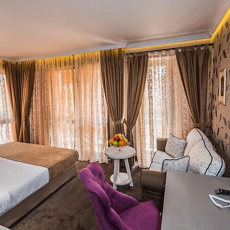8 1/2 Art Guest House Plovdiv Ruang foto
