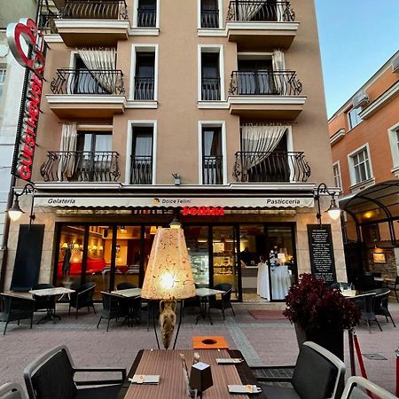 8 1/2 Art Guest House Plovdiv Bagian luar foto