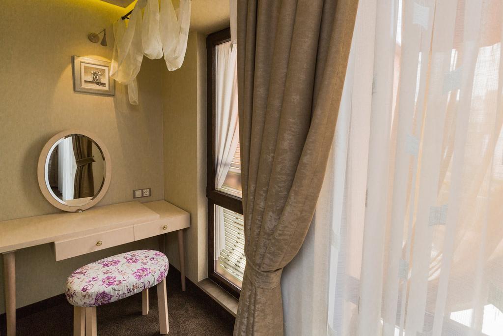 8 1/2 Art Guest House Plovdiv Ruang foto