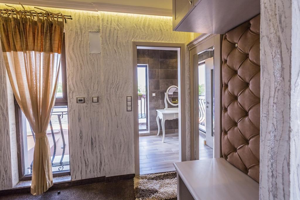 8 1/2 Art Guest House Plovdiv Ruang foto