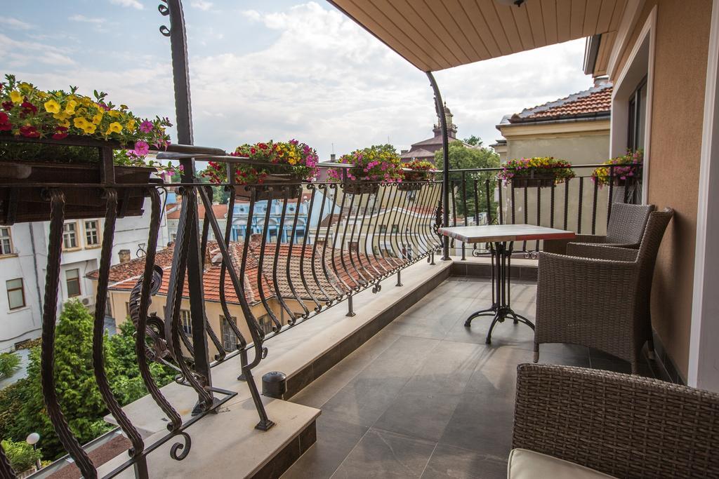 8 1/2 Art Guest House Plovdiv Ruang foto