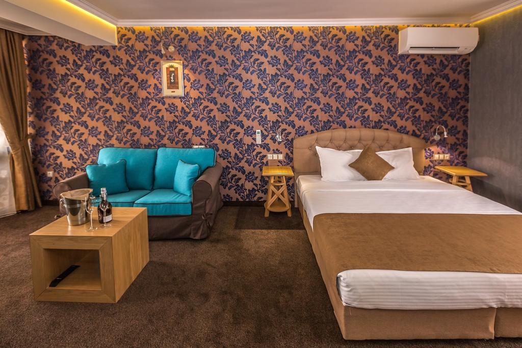 8 1/2 Art Guest House Plovdiv Bagian luar foto
