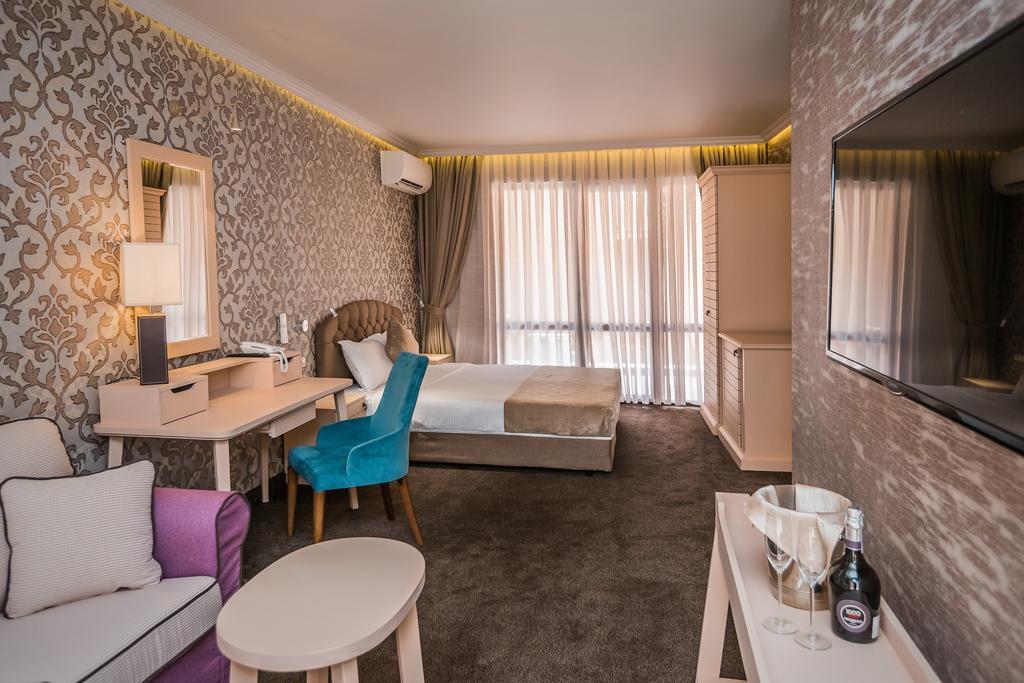 8 1/2 Art Guest House Plovdiv Ruang foto
