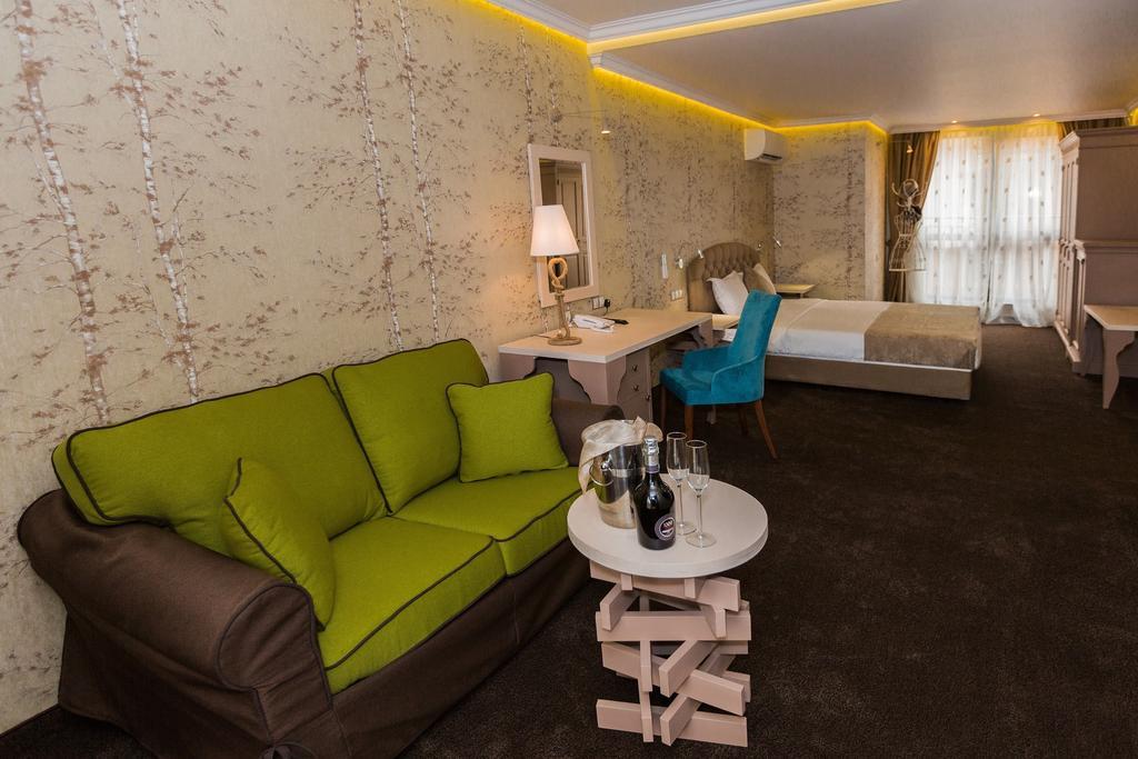 8 1/2 Art Guest House Plovdiv Ruang foto