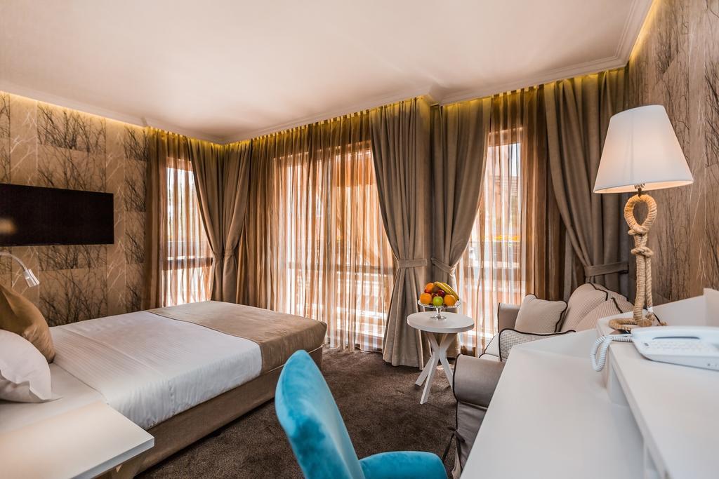 8 1/2 Art Guest House Plovdiv Ruang foto