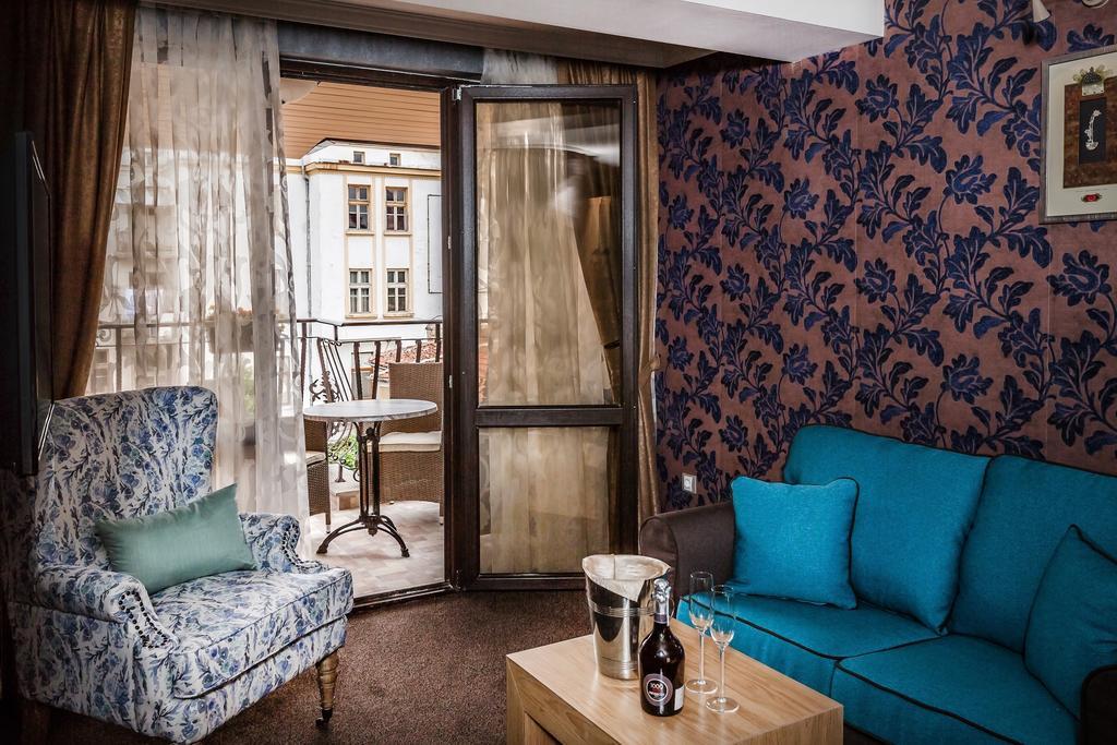 8 1/2 Art Guest House Plovdiv Bagian luar foto