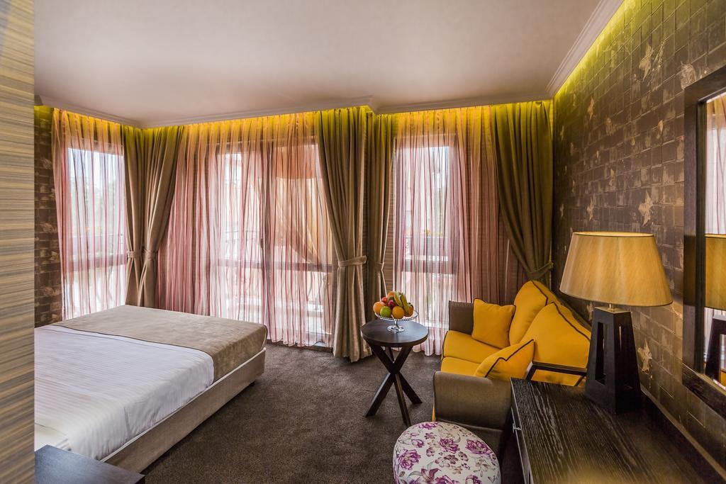 8 1/2 Art Guest House Plovdiv Ruang foto