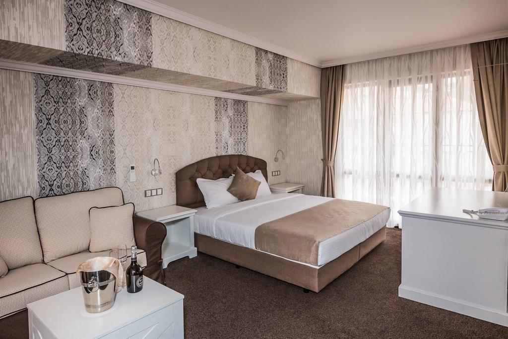 8 1/2 Art Guest House Plovdiv Ruang foto