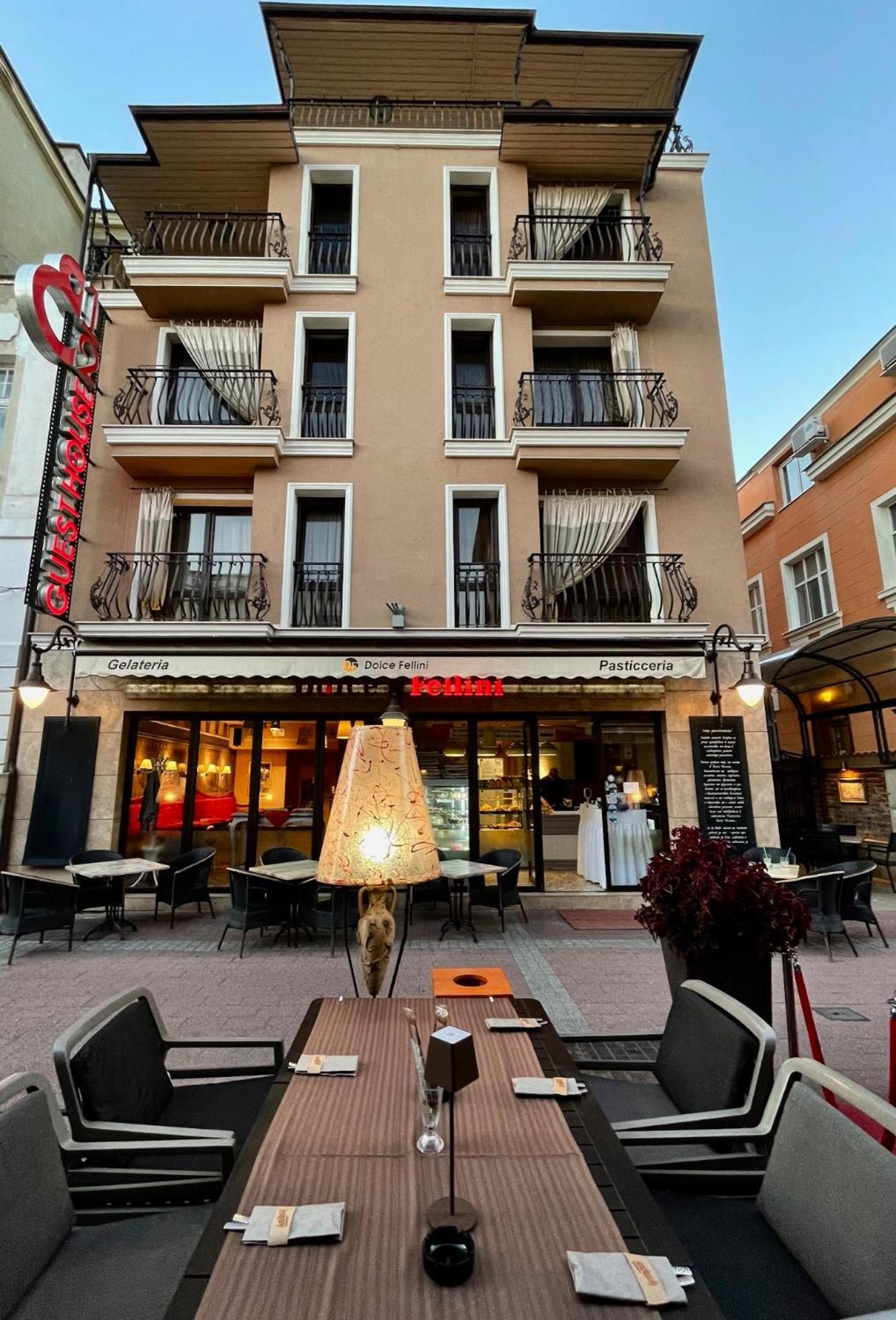 8 1/2 Art Guest House Plovdiv Bagian luar foto
