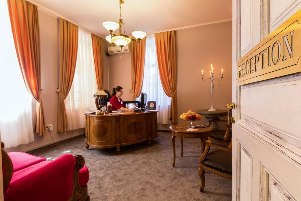 8 1/2 Art Guest House Plovdiv Bagian luar foto